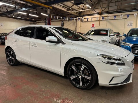 Volvo V40 T2 R-design Nav White