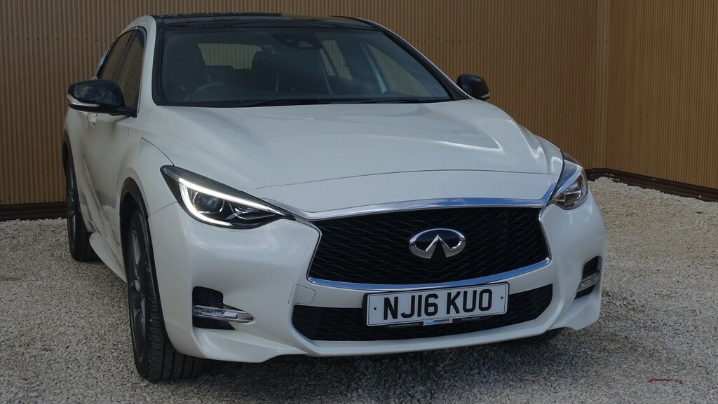 Infiniti Q30 Hatchback 1.5 D Sport 201616 NJ16KUO White #3