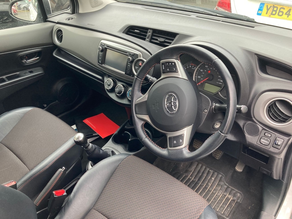 Toyota Yaris 1.3 Vvt-i Sr PX13ZYG White #4