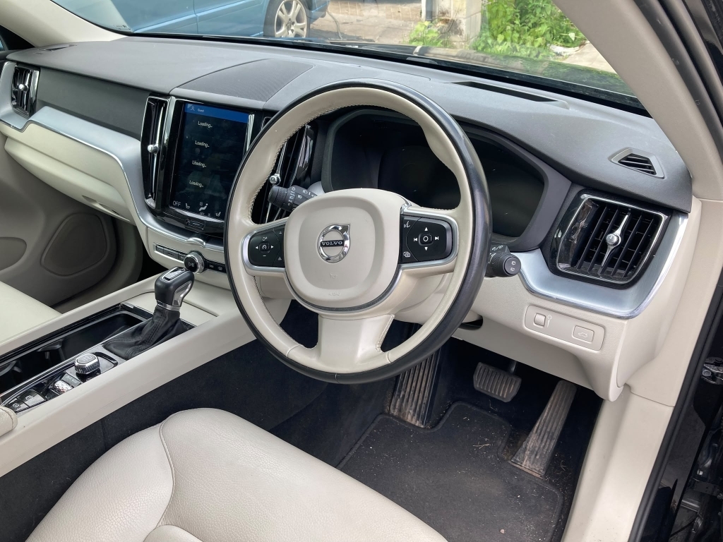 Volvo XC60 2.0 T5 Momentum Pro Awd RA19YVJ Black #5