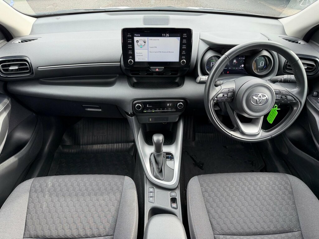 Toyota Yaris 1.5 Hybrid Design Cvt RK23OOG White #2