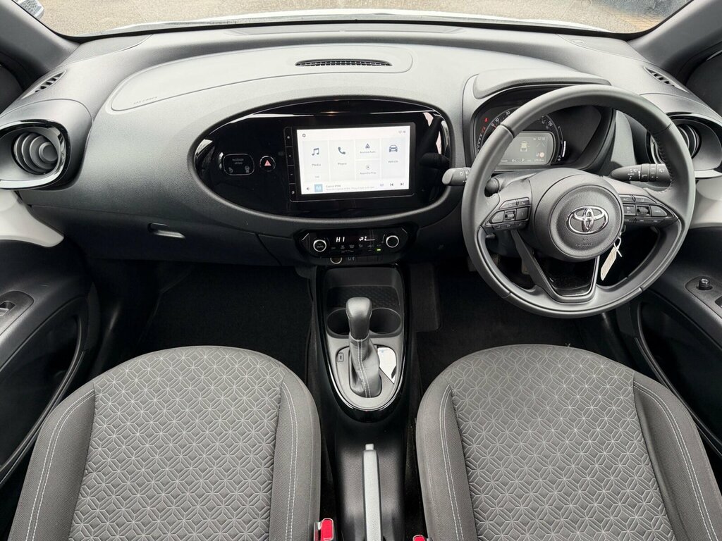 Toyota Aygo X 1.0 Vvt-i Edge RE24MFO White #2