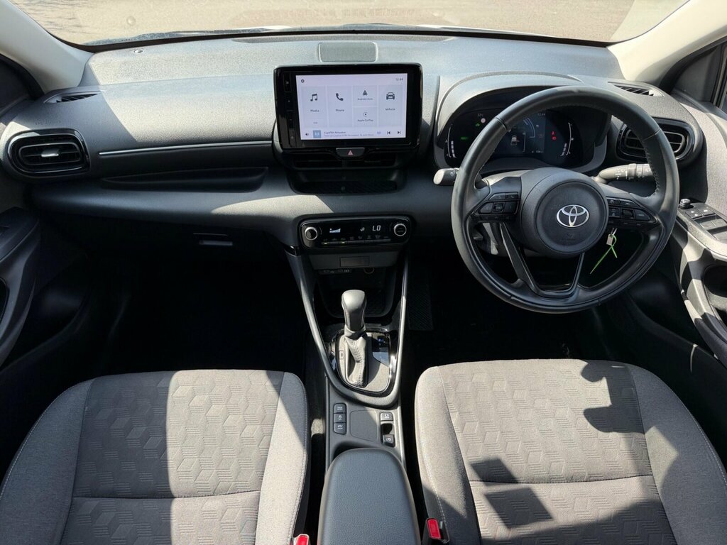 Toyota Yaris 1.5 Hybrid Design Cvt RF73UXA White #2