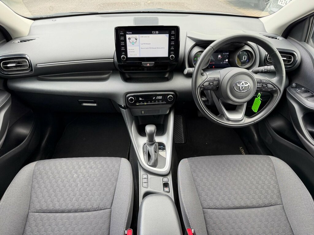 Toyota Yaris 1.5 Hybrid Design Cvt RJ23XET White #2