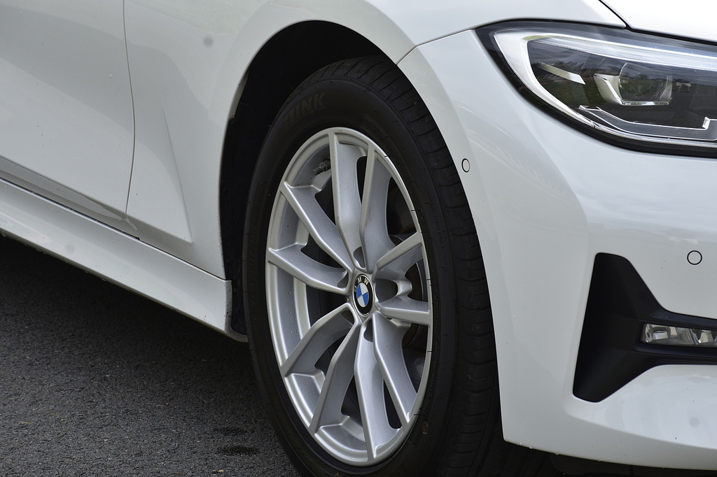 BMW 3 Series 320D Mht Se WG70EHN White #4
