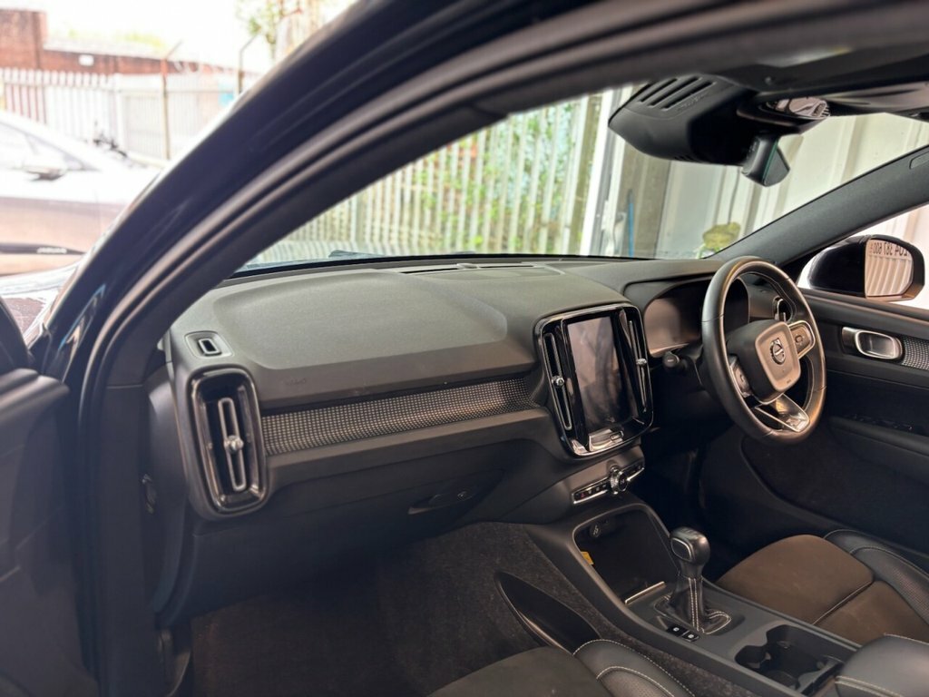 Volvo XC40 1.5L R-design BD69XWF Black #2