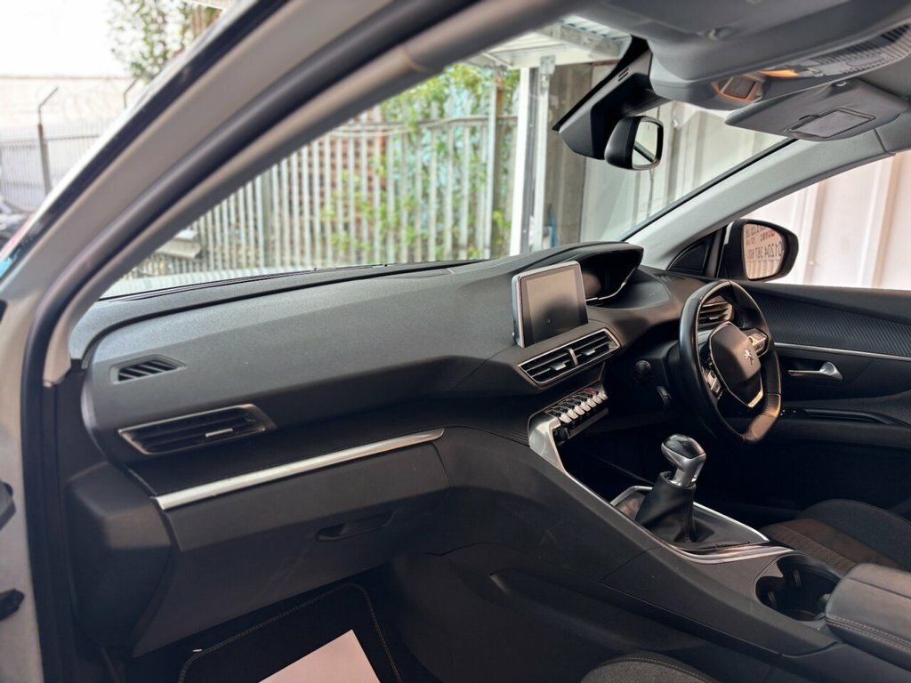 Peugeot 5008 1.2L Active White #2