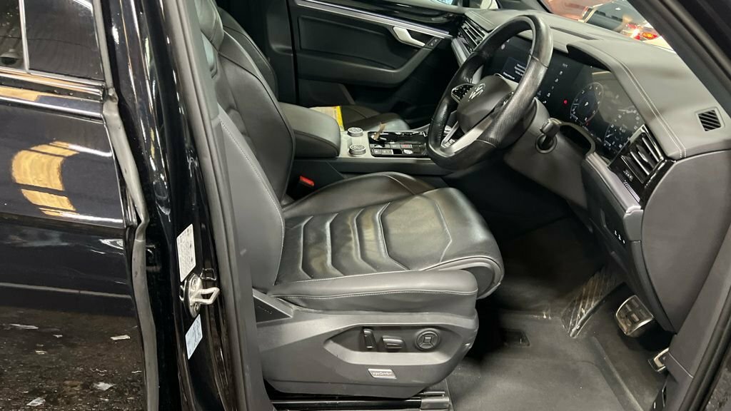 Volkswagen Touareg 3L Black Edition Black #2