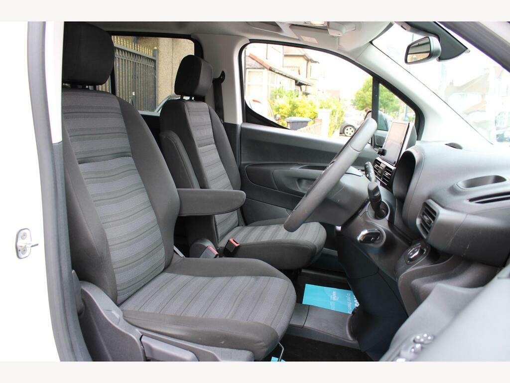 Vauxhall Combo-e Life 50Kwh Design XL Mpv  White #5