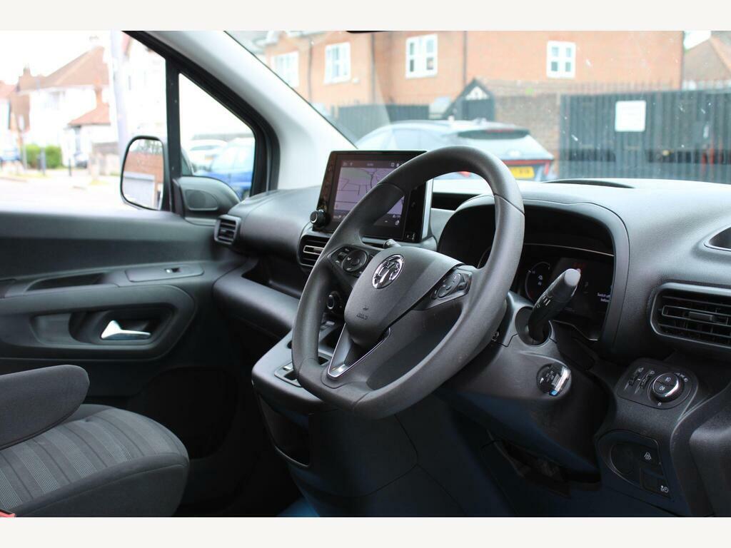 Vauxhall Combo-e Life 50Kwh Design XL Mpv  White #4