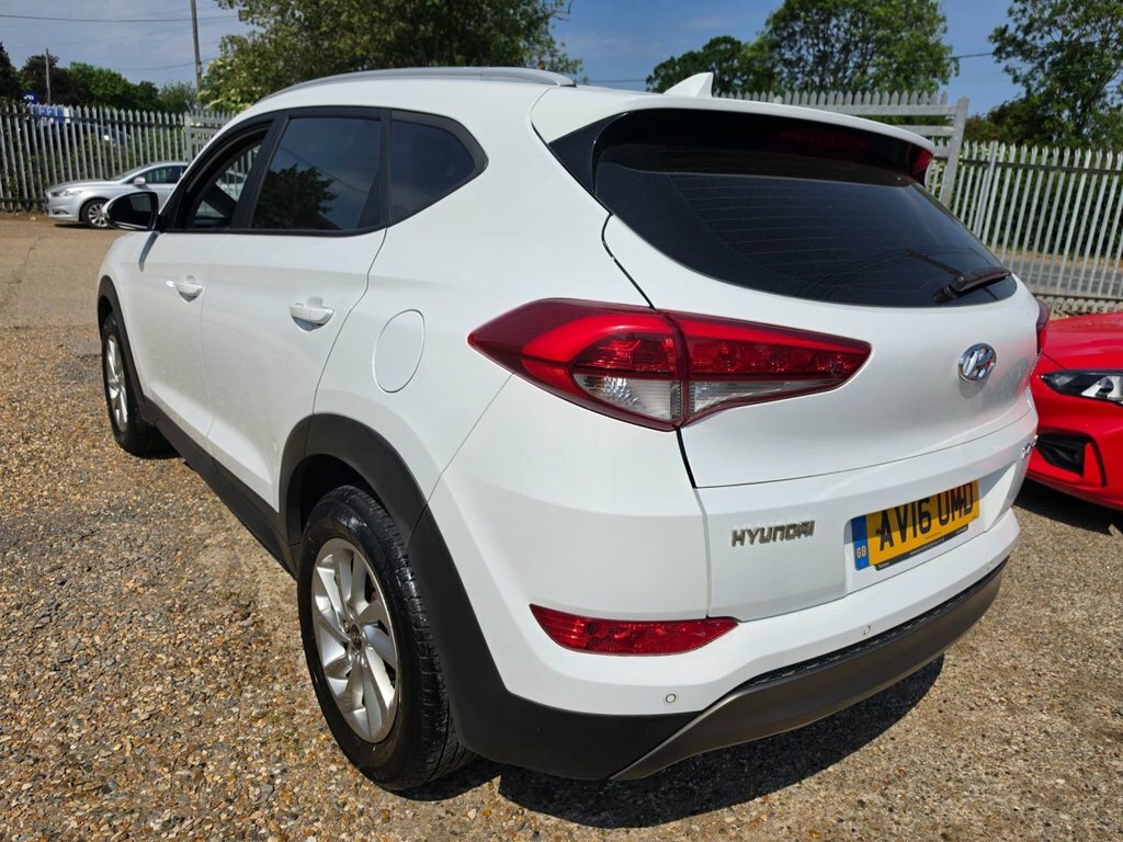 Hyundai Tucson 2L Se Nav AV16UMD White #6