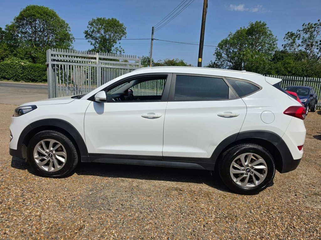 Hyundai Tucson 2L Se Nav AV16UMD White #2