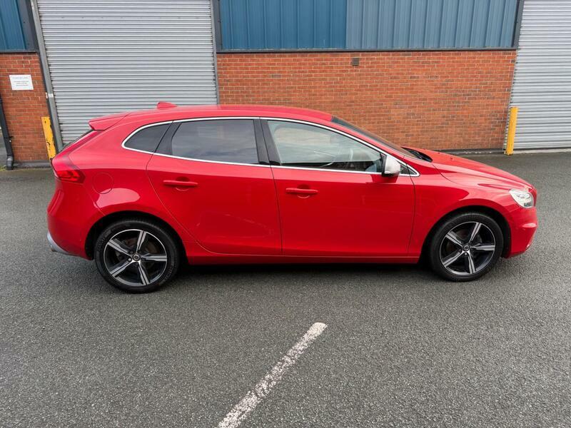 Volvo V40 2.0-D2-r-design-euro-6-ss-5dr DF16SVR Red #2