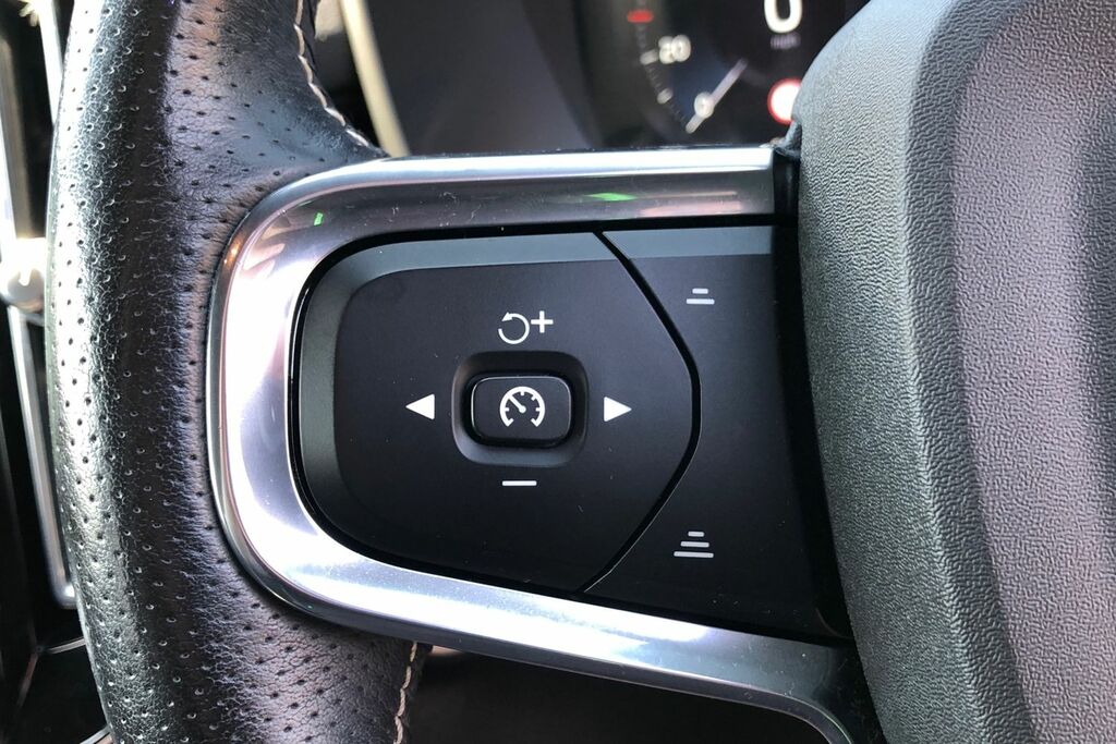 Volvo XC40 1.5 T3 163 R Design Pro Geartronic YR70XRZ Black #6