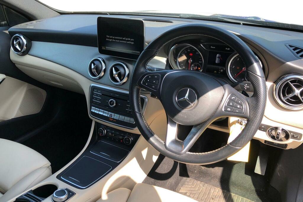 Mercedes-Benz GLA Class Gla 200D 4Matic Sport Executive Black #3