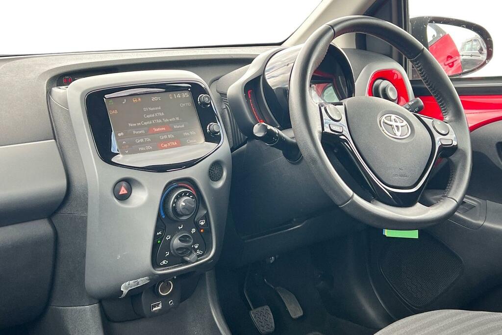Toyota Aygo 1.0 Vvt-i X-play X-shift RE19OPD Red #4