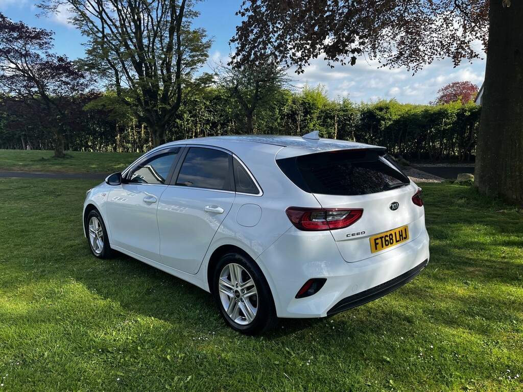 Kia Ceed Hatchback 1.6 Crdi Eco 2,In White With Service His White #3