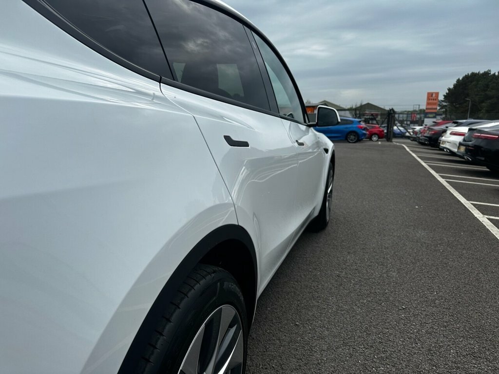 Tesla Model Y Suv MM72GZH White #6