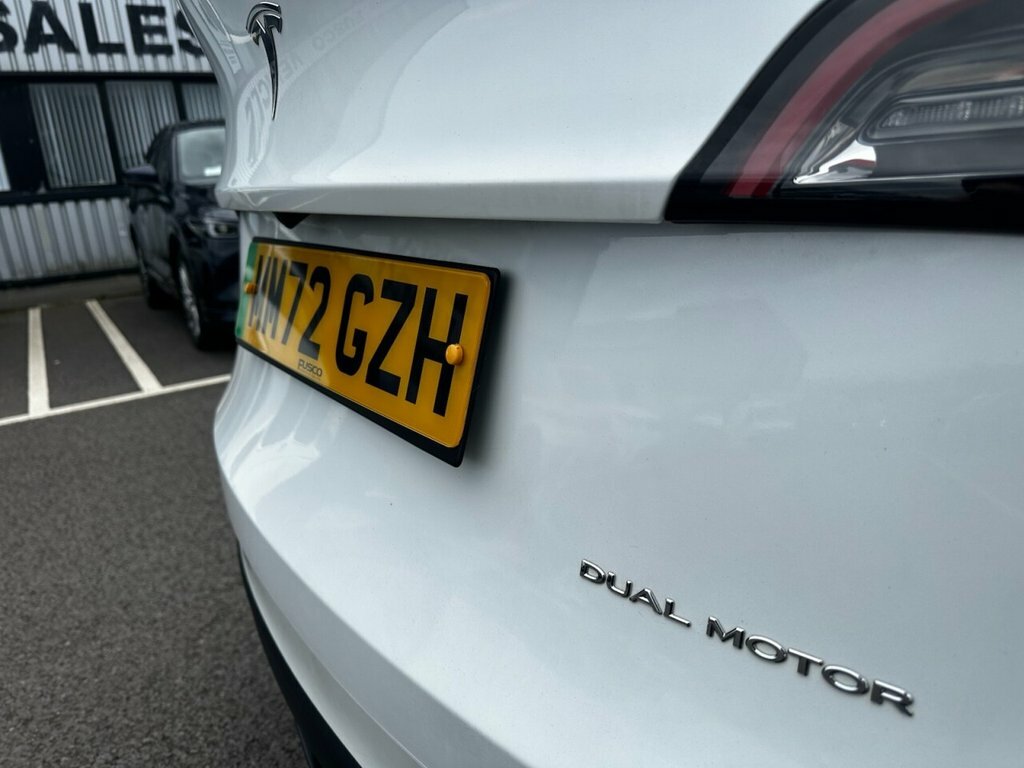 Tesla Model Y Suv MM72GZH White #5