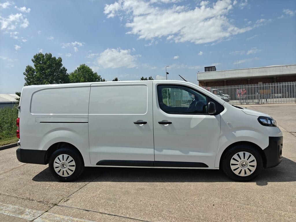 Vauxhall Vivaro 1.5 Turbo D 2900 Dynamic Panel Van 6Dr Manu DY72UVK White #4