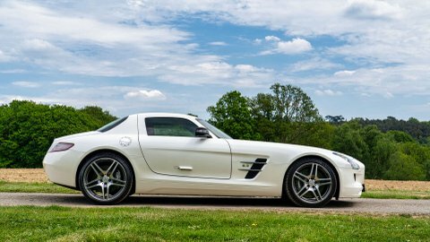 Mercedes-Benz SLS Coupe White #4