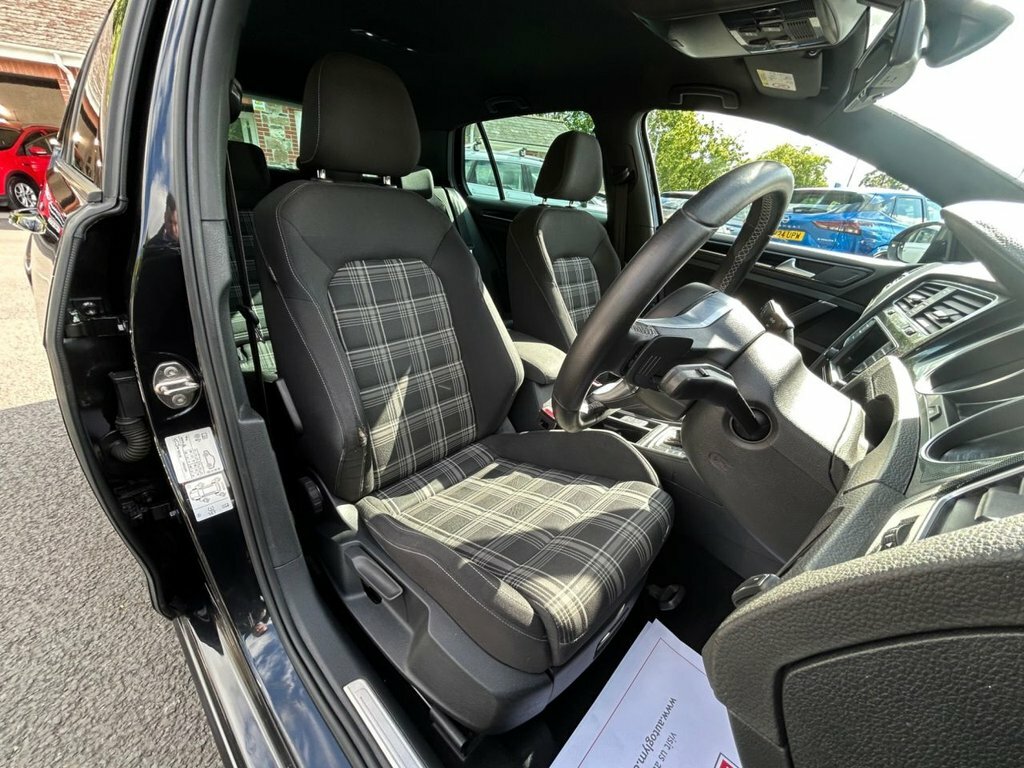 Volkswagen Golf 2L Gtd Black #6