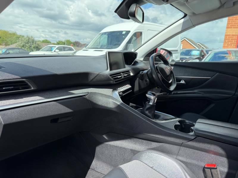 Peugeot 3008 1.5 Bluehdi Allure - Fsh - 2019 19 FM19XZA Red #3