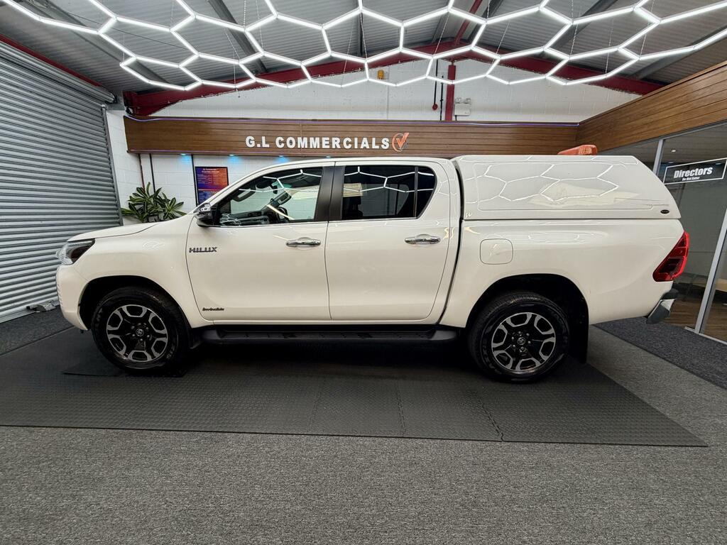 Toyota HILUX Invincible White