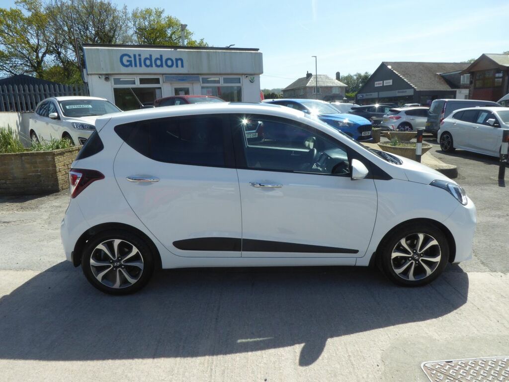 Hyundai I10 1.2 Premium Se Navigation 87 Ps 2 Owners From New White