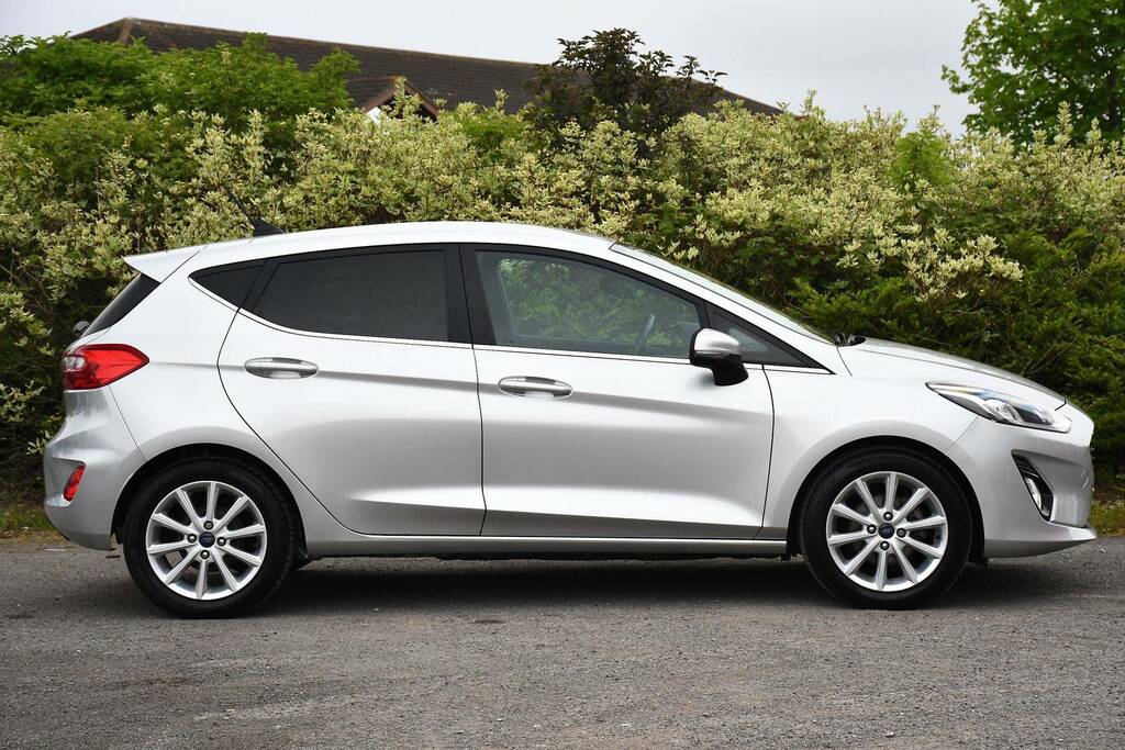 Ford Fiesta 1.0 Ecoboost Titanium Navigation 125 Ps 2 Owners F Silver