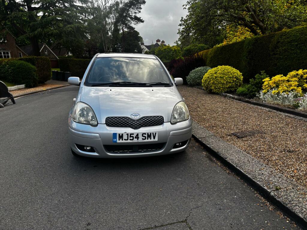 Toyota Yaris 1.3 Vvt-i T Spirit Silver #2