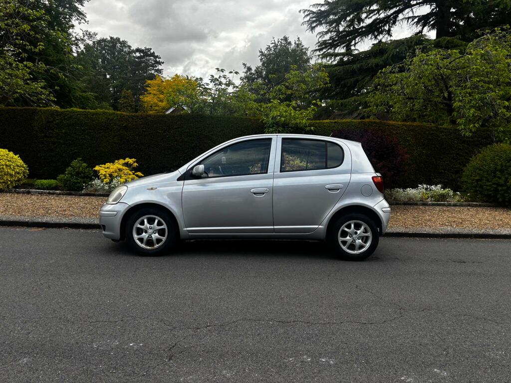 Toyota Yaris 1.3 Vvt-i T Spirit Silver #4