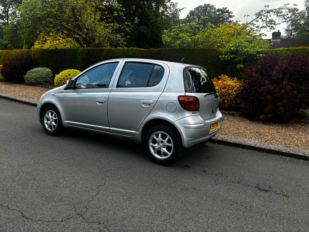 Toyota Yaris 1.3 Vvt-i T Spirit Silver #3