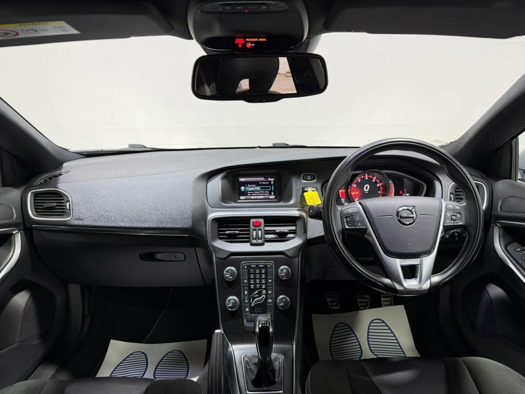 Volvo V40 2L R-design SV68FFG Black #4