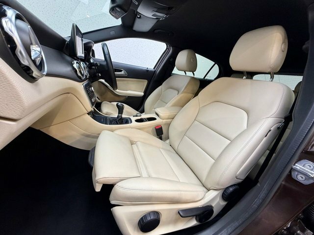 Mercedes-Benz GLA Class 1.6 Gla200 Se Executive Suv Eu CU68MLN Brown #3