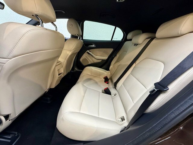 Mercedes-Benz GLA Class 1.6 Gla200 Se Executive Suv Eu CU68MLN Brown #4