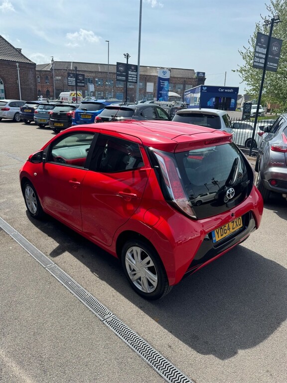 Toyota Aygo 1.0 Vvt-i X-pression Euro 5 Euro 5 YD64ZXO Red #4