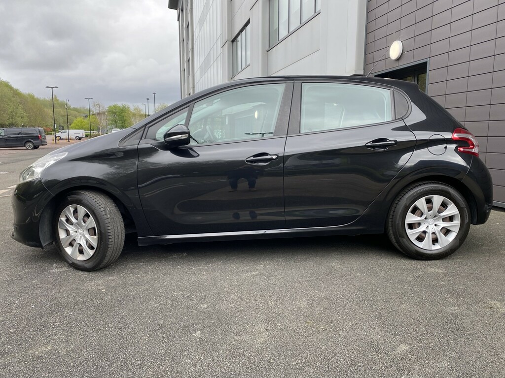Peugeot 208 1.4 Hdi Access Black #2