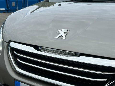 Peugeot e-2008 Sold White #8