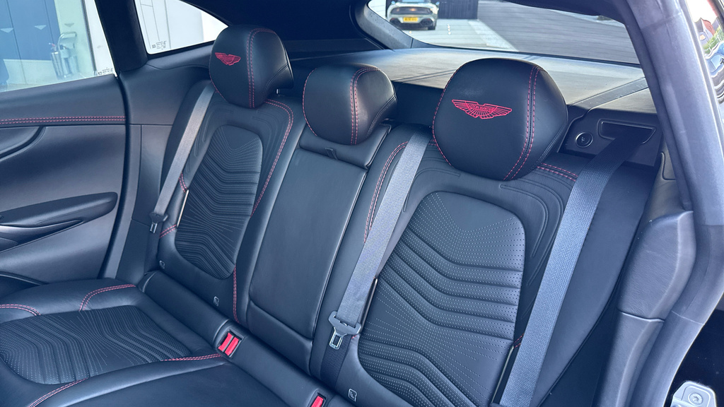 Aston Martin DBX V8 550  #25