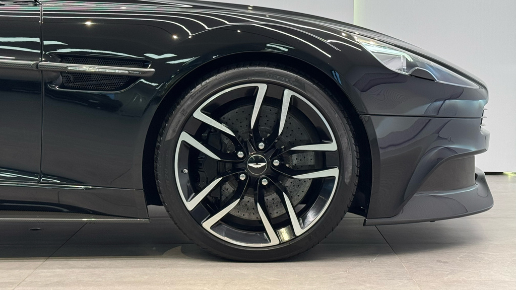 Aston Martin Vanquish Carbon Black Black #4