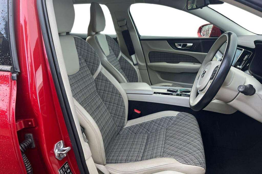 Volvo V60 Momentum T5 WD68FJA Red #3