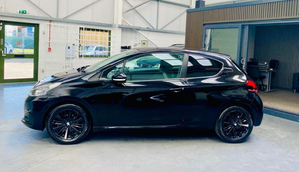 Peugeot 208 Hatchback 1.2 Puretech Black Edition Euro 6 2 Black