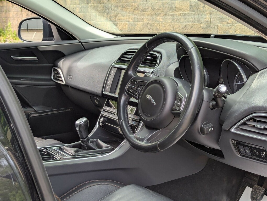 Jaguar XE 2.0D Prestige Euro 6 Ss Black #5