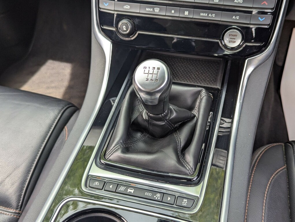 Jaguar XE 2.0D Prestige Euro 6 Ss Black #6