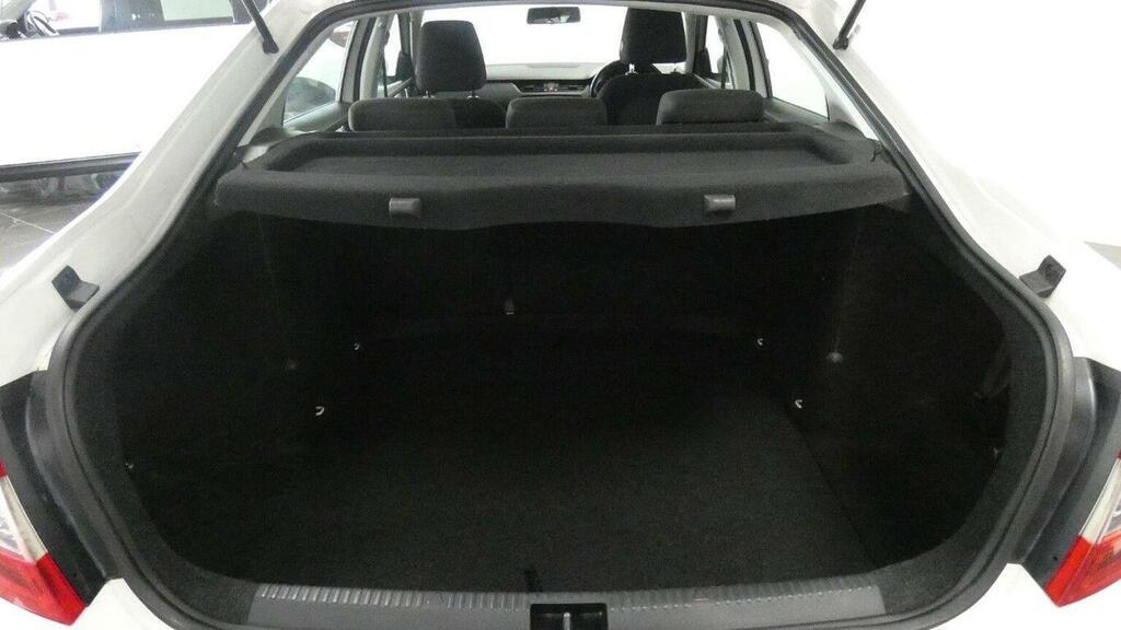 Skoda Octavia Hatchback 1.6 Tdi Scr S Dsg Euro 6 Ss 2018 White #4