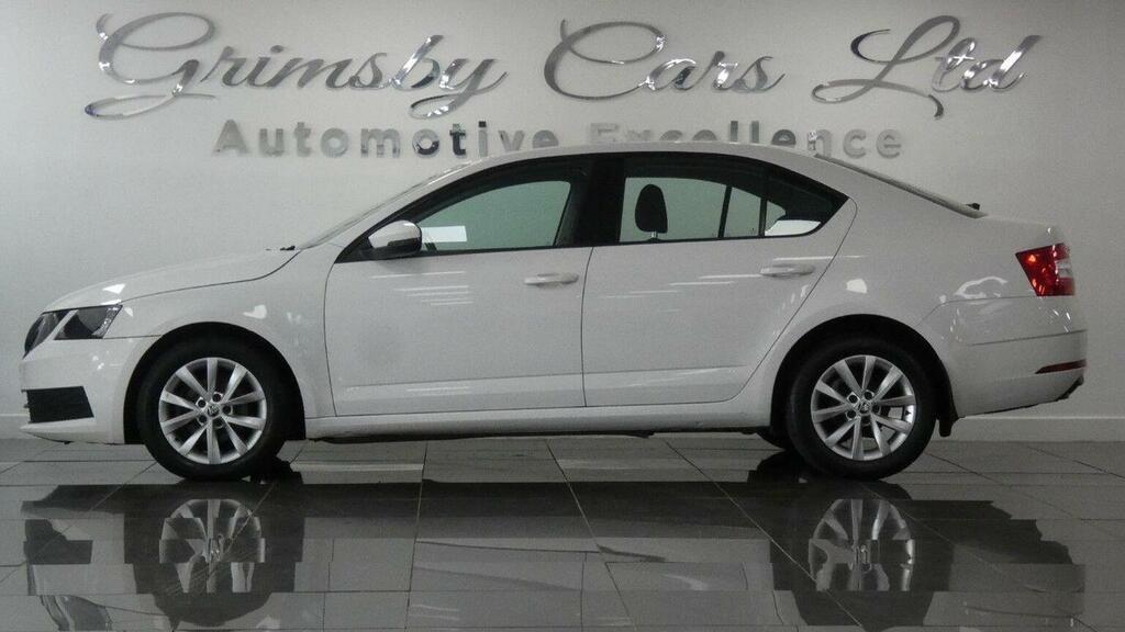 Skoda Octavia Hatchback 1.6 Tdi Scr S Dsg Euro 6 Ss 2018 White #2