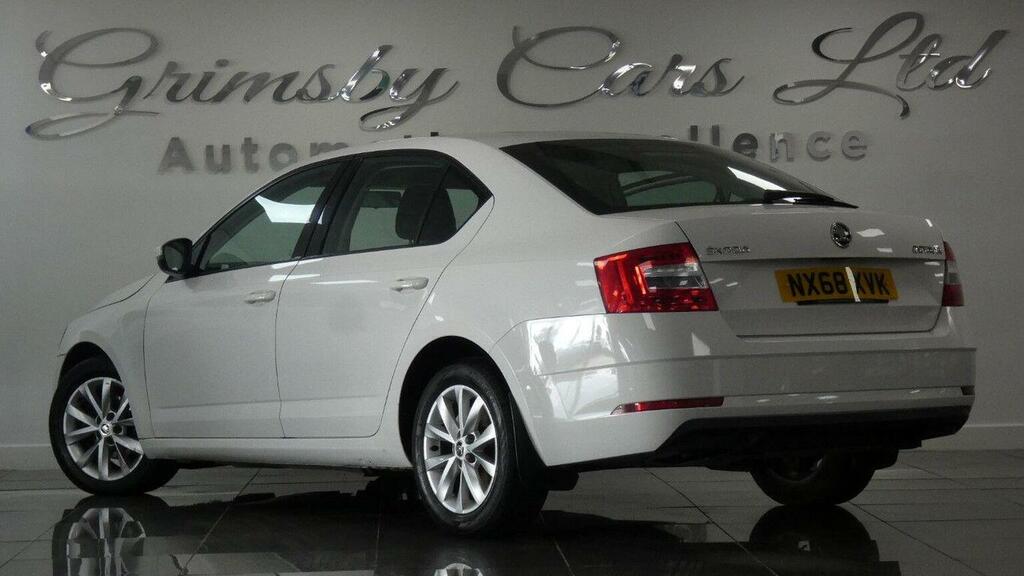 Skoda Octavia Hatchback 1.6 Tdi Scr S Dsg Euro 6 Ss 2018 White #3