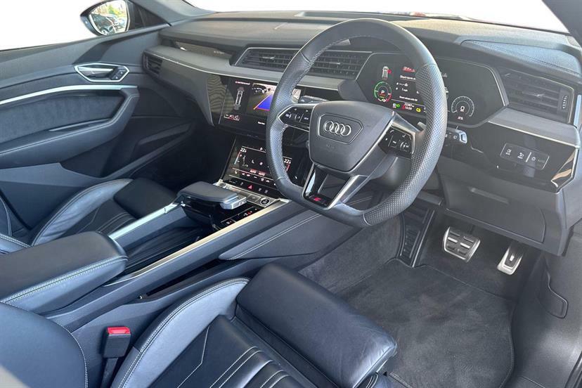 Audi Q8 e tron 300Kw 55 Quattro 114Kwh Black Edition BJ73ZYC Black #6