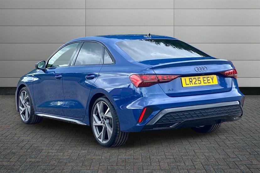 Audi A3 35 Tfsi Black Edition S Tronic LR25EEY Blue #3